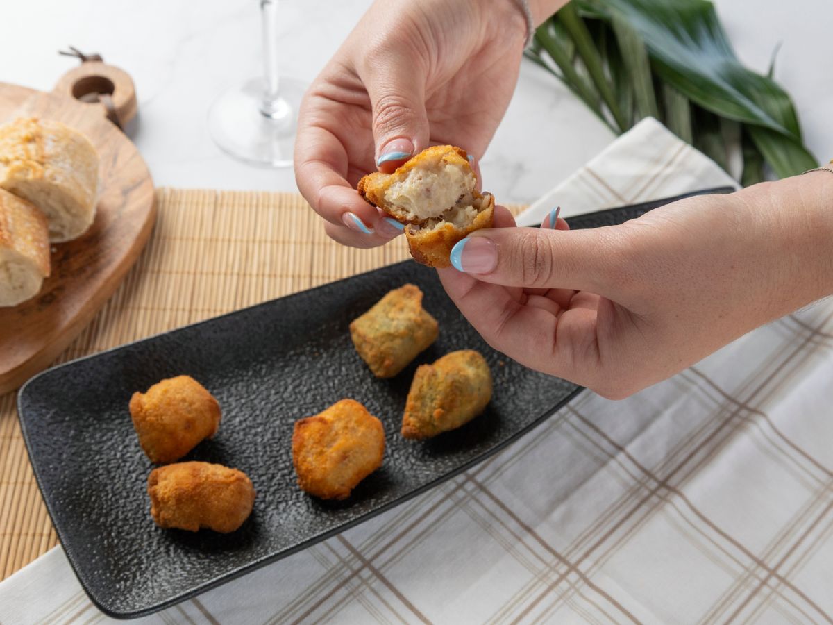 Al partirla, la bechamel se mantiene ligada y el relleno se reconoce sin esfuerzo.