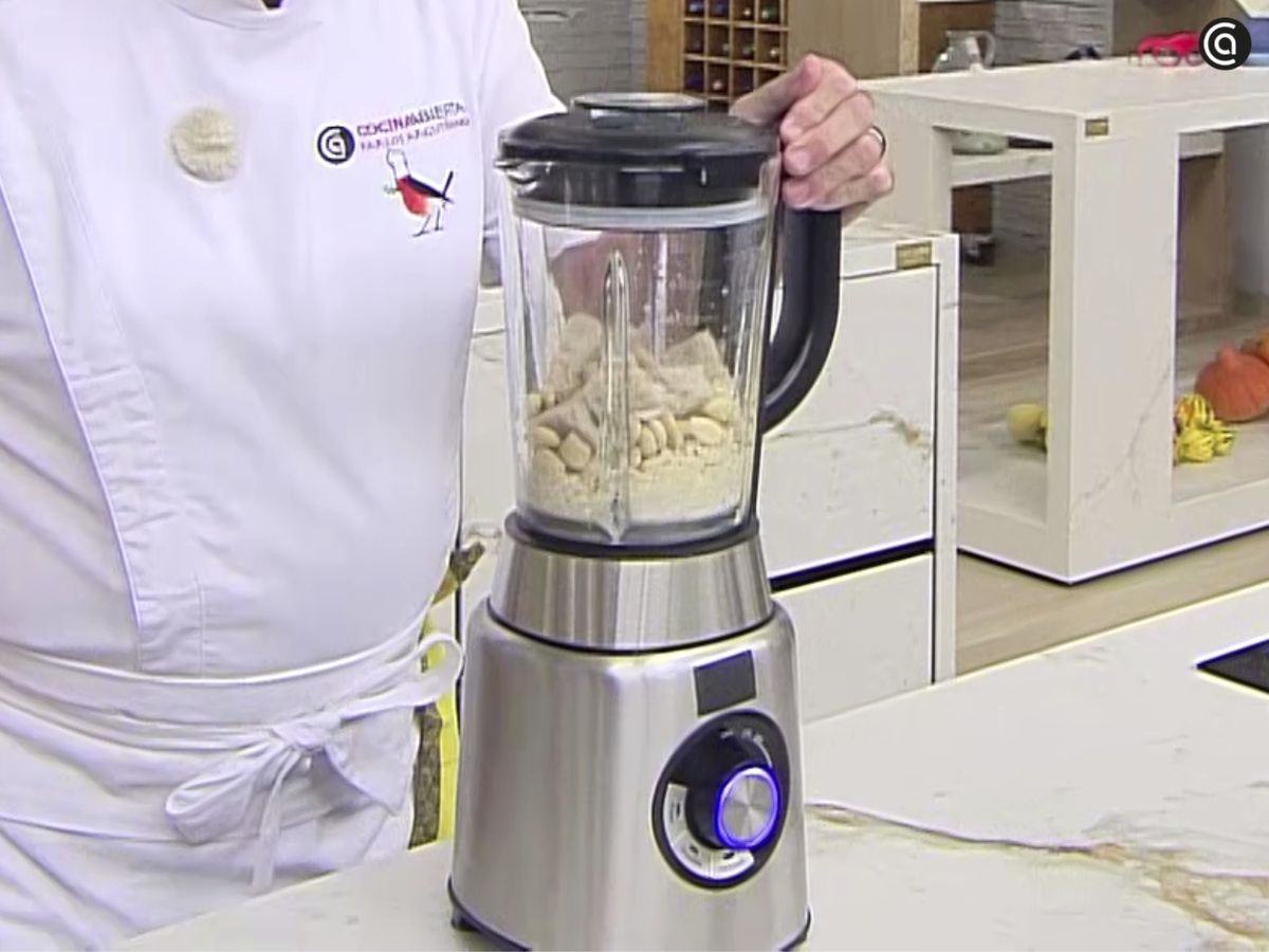 Añade las alemendras, el ajo y la miga de pan a un vaso de batidora y tritura