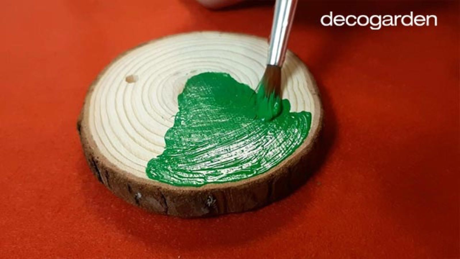 Pintar un disco de madera con pintura acrílica verde. Pintar un disco de madera con pintura acrílica verde.