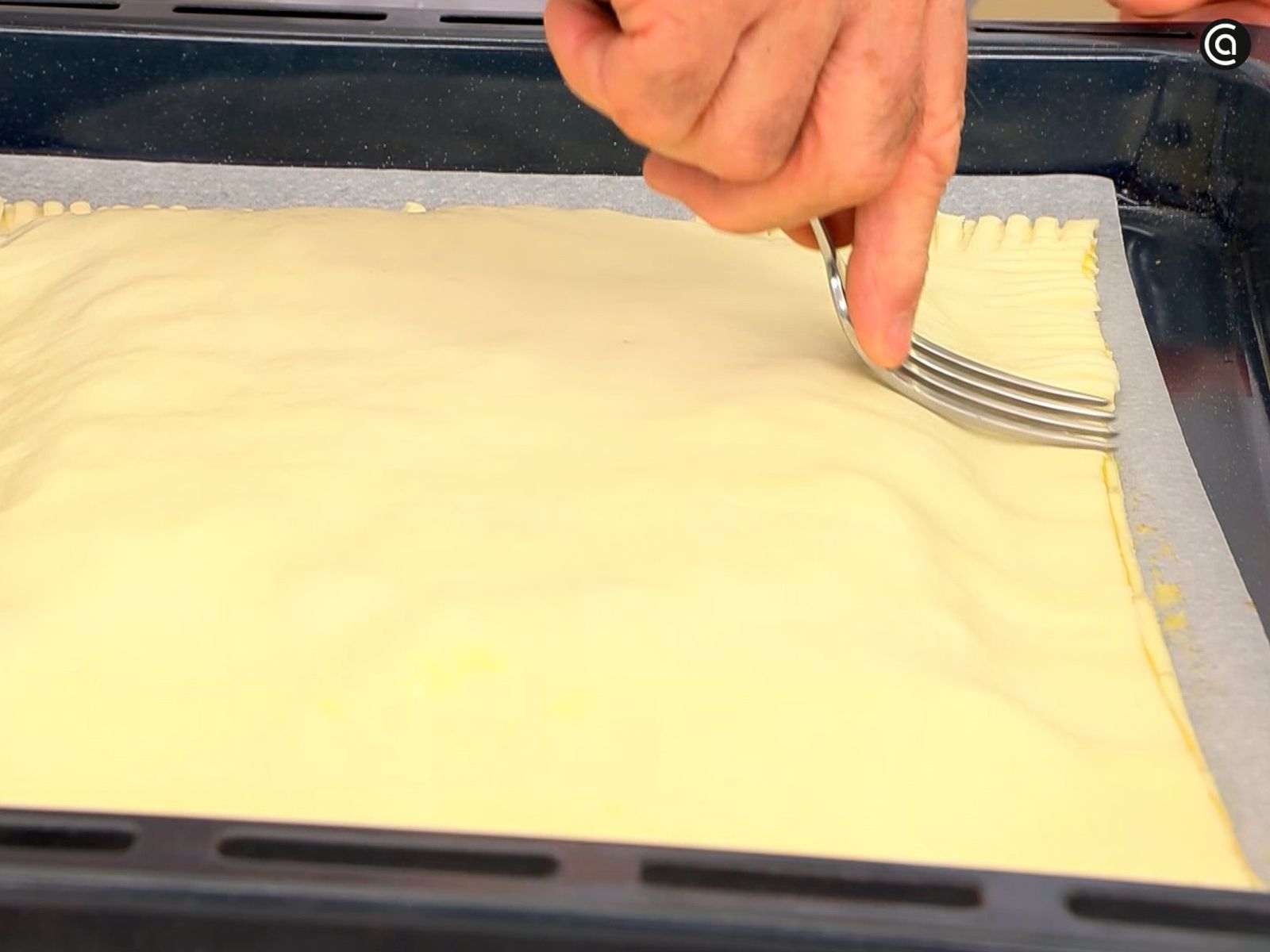 Sella los bordes de la empanada con un tenedor