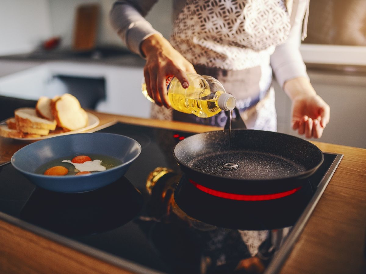 El papel de cocina absorbe el exceso de aceite de una prenda