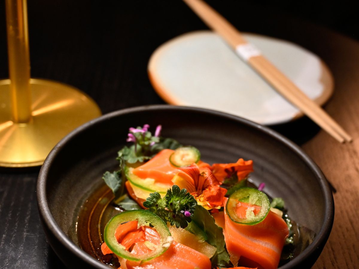 El Salmon Saku de Wildtype reinterpretado con flores, jalapeños y un guiño a la fusión japonesa.