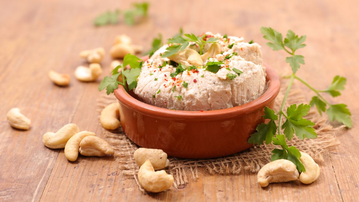 Se puede elaborar queso vegano con anacardos