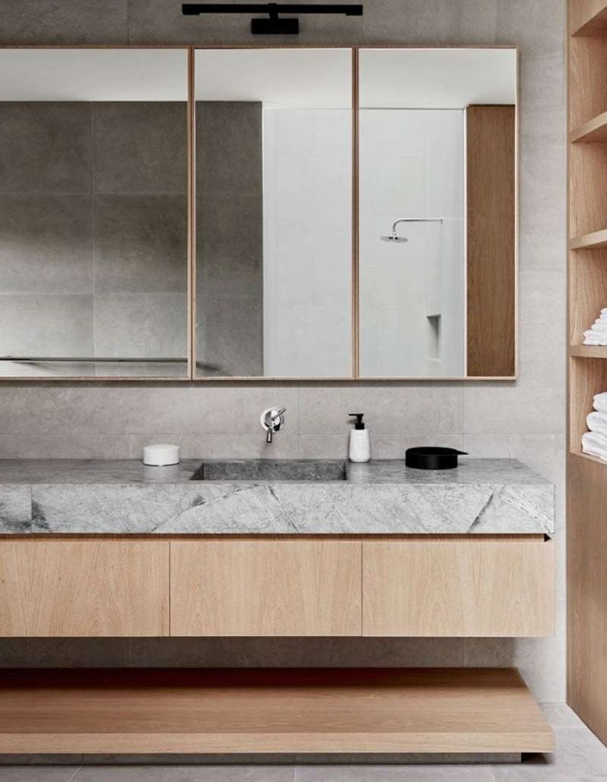 Baño de estilo nórdico con dos lavabos y bañera.