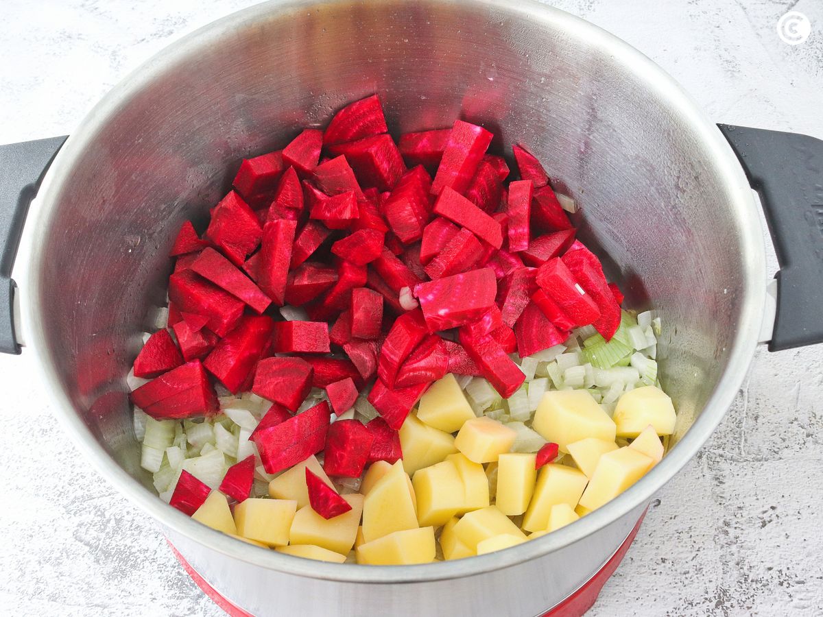 Añade la remolacha, la cebolla y la patata a la cazuela