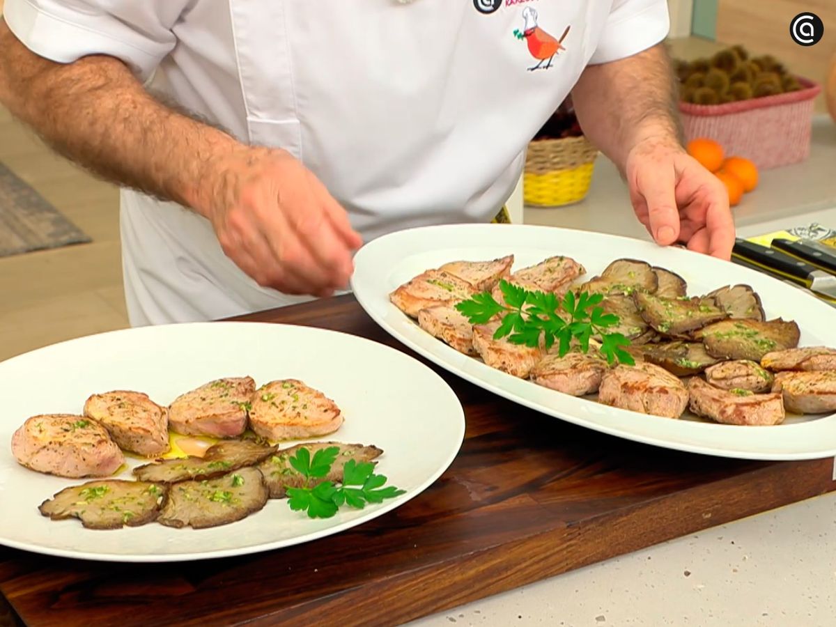 Decora el solomillo de cerdo con setas al ajoperejil con perejil