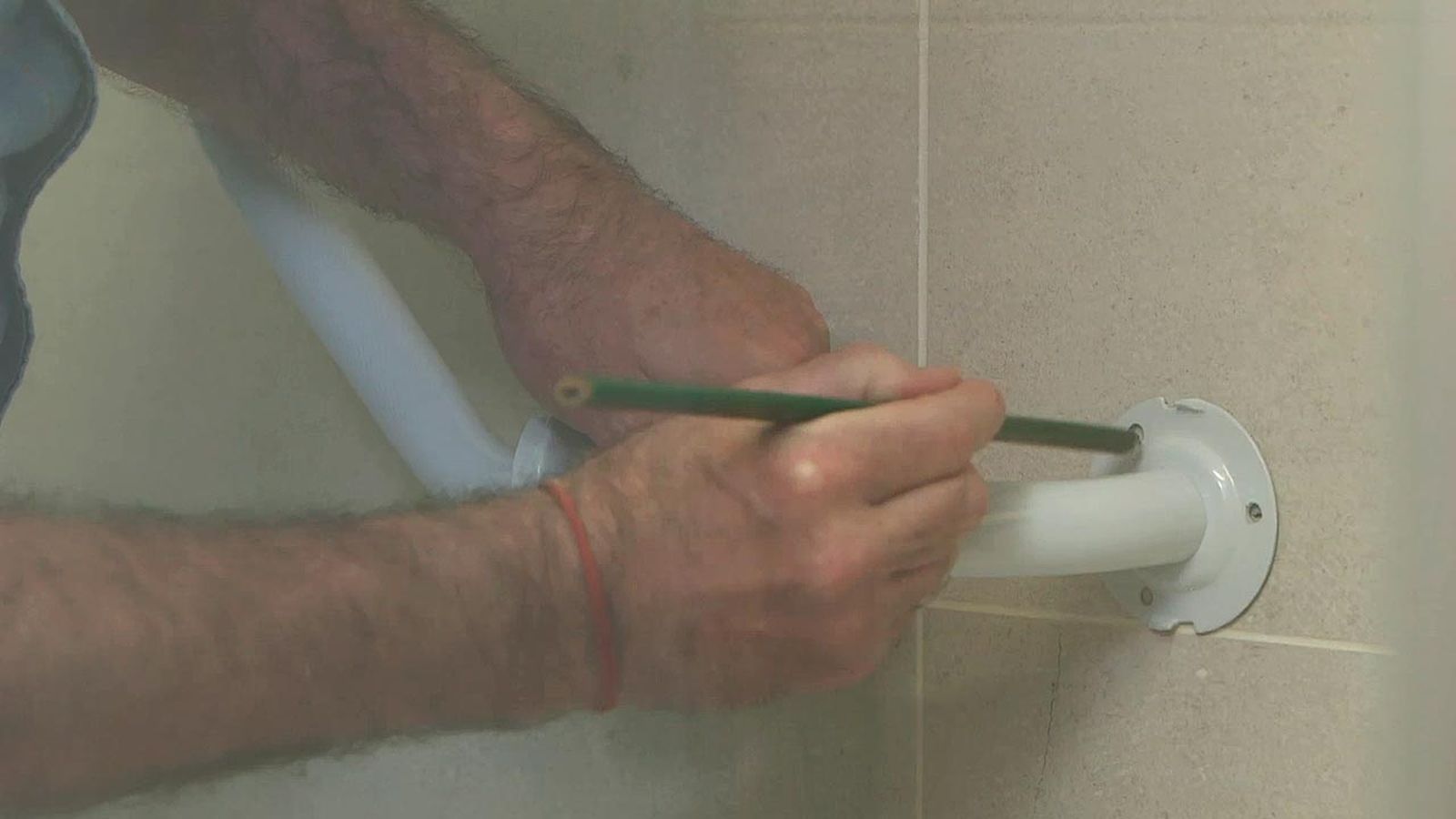 Como colocar accesorios de seguridad en el bano paso 1 Como colocar accesorios de seguridad en el bano paso 1