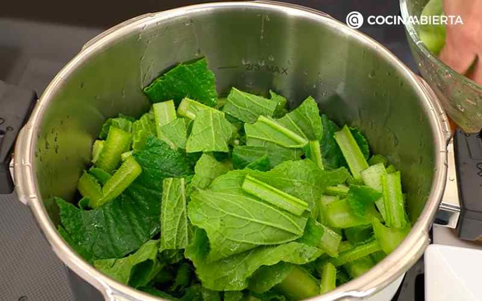 Cuece la borraja con las patatas