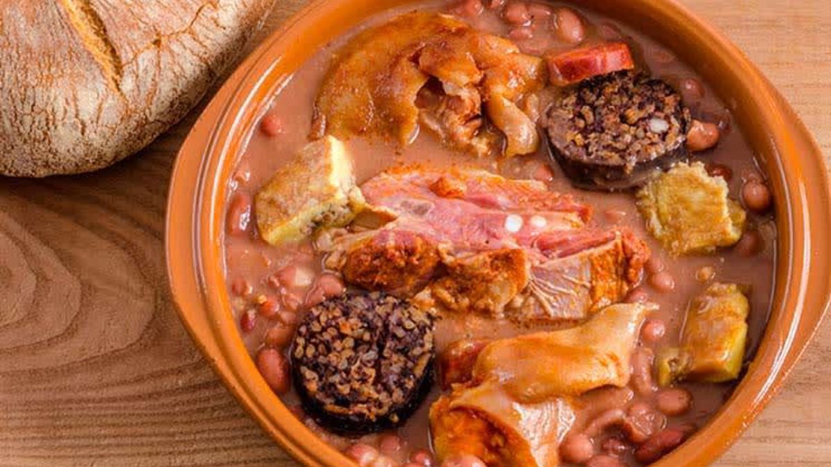 Típico guiso de alubias rojas elaborado a la manera tradicional: cazuela de barro y cocción lenta.