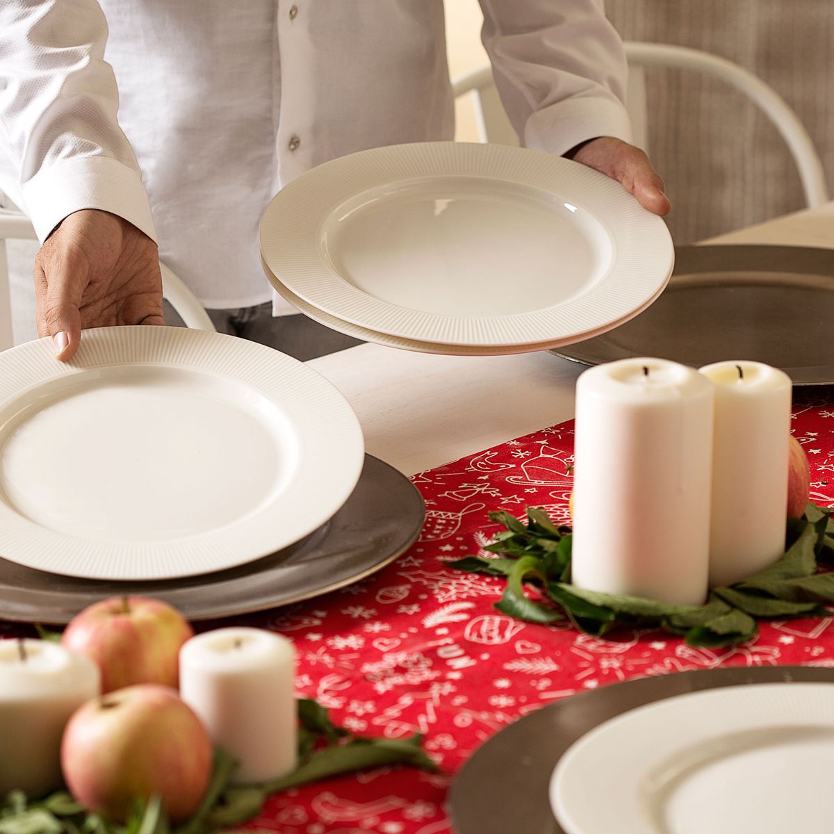 Decorar mesa navideña nórdica en blanco y rojo paso 4