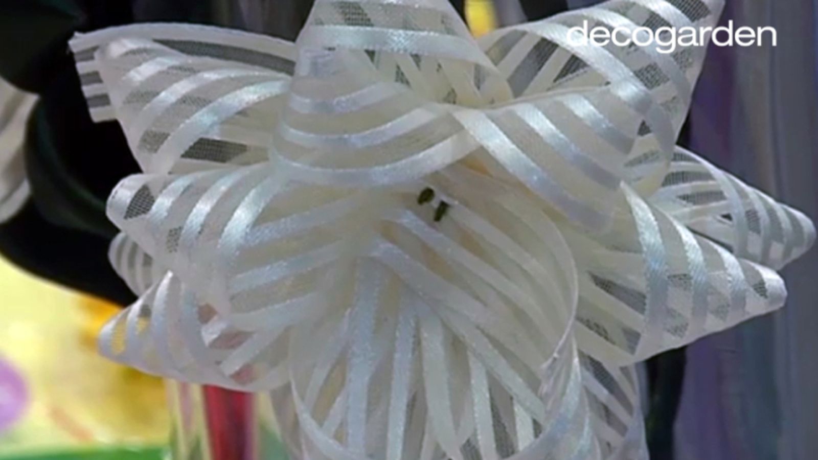 Paso tres para hacer una flor con un lazo. Paso tres para hacer una flor con un lazo.