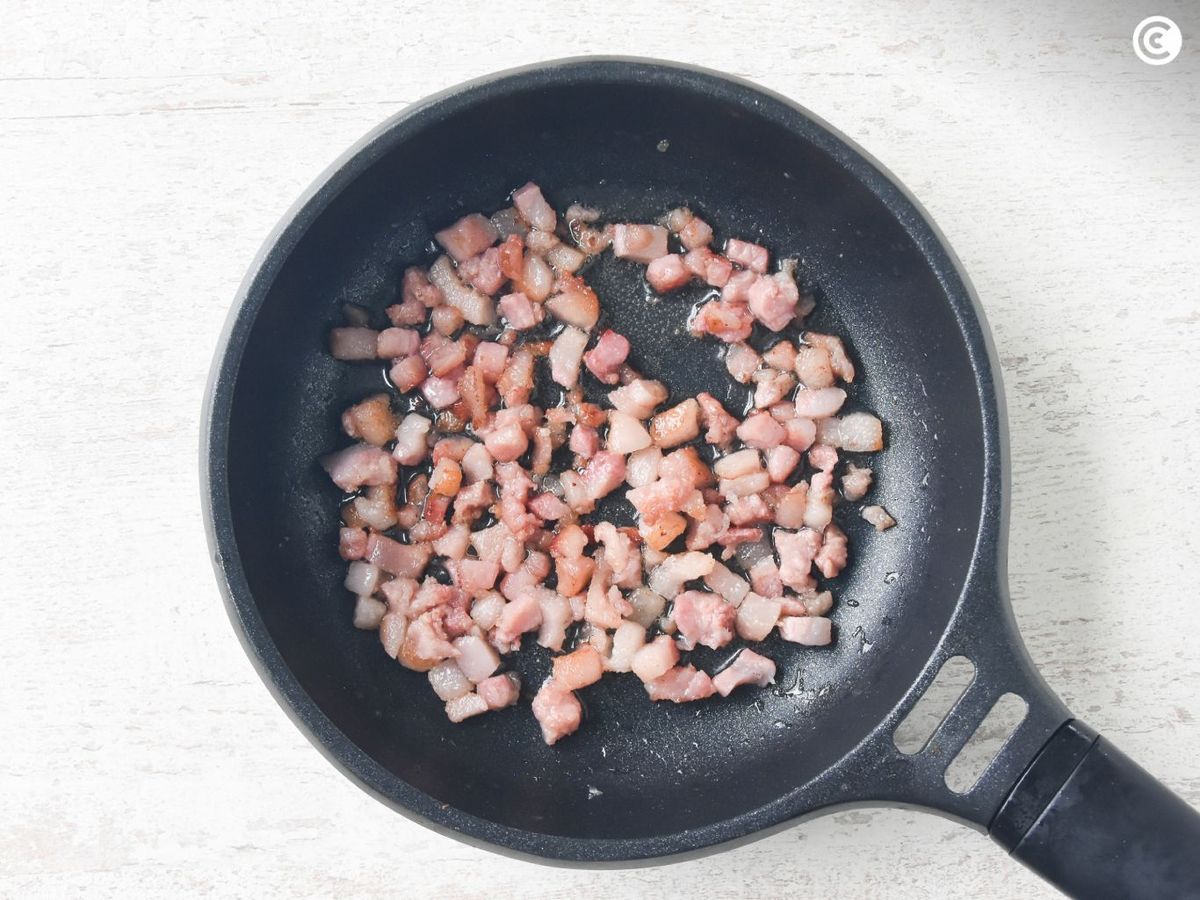 Dorar el guanciale para hacer la salsa amatriciana