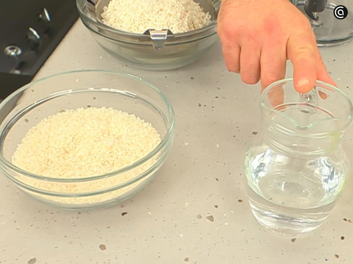 Cubre el arroz con agua y déjalo en remojo al menos 4 horas