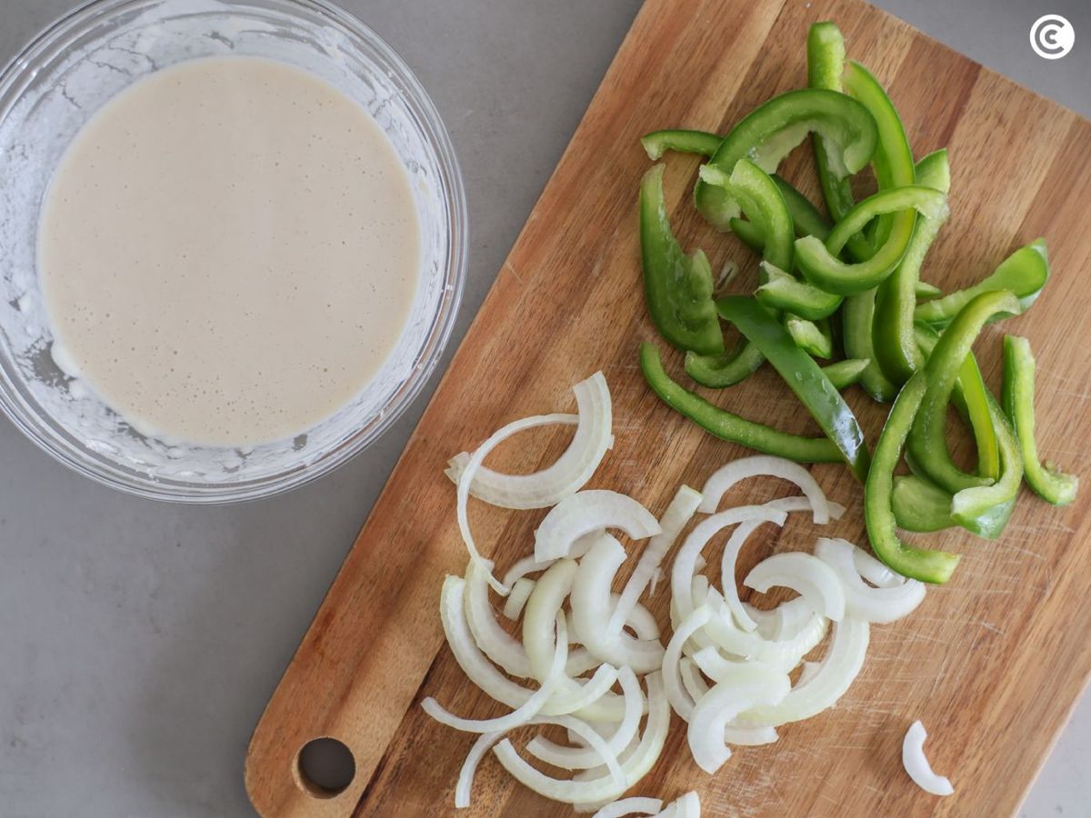 Rebozado y verduras listas para hacer unas rabas de la huerta
