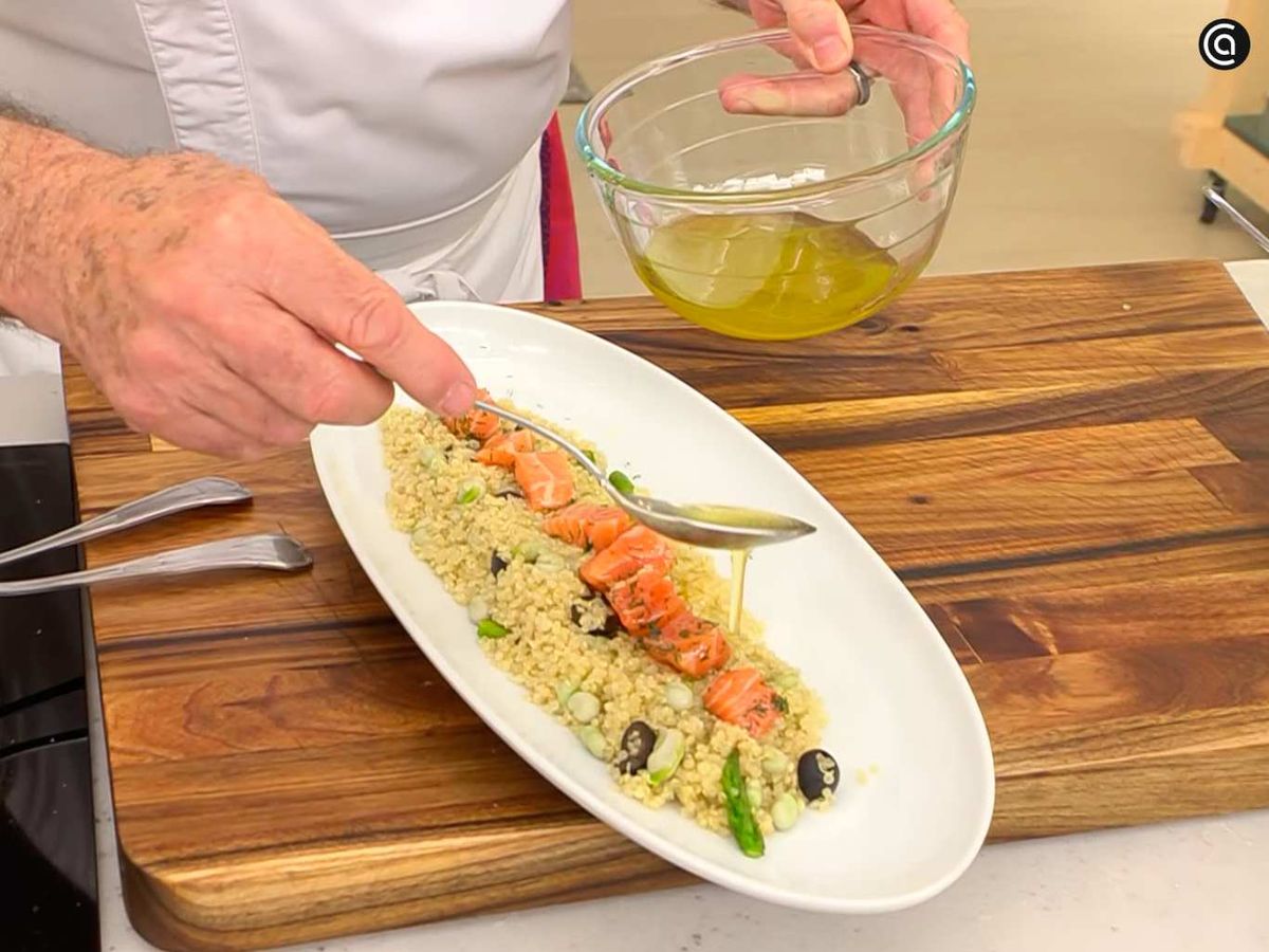 Sirve y aliña la ensalada de quinoa, salmón y habitas