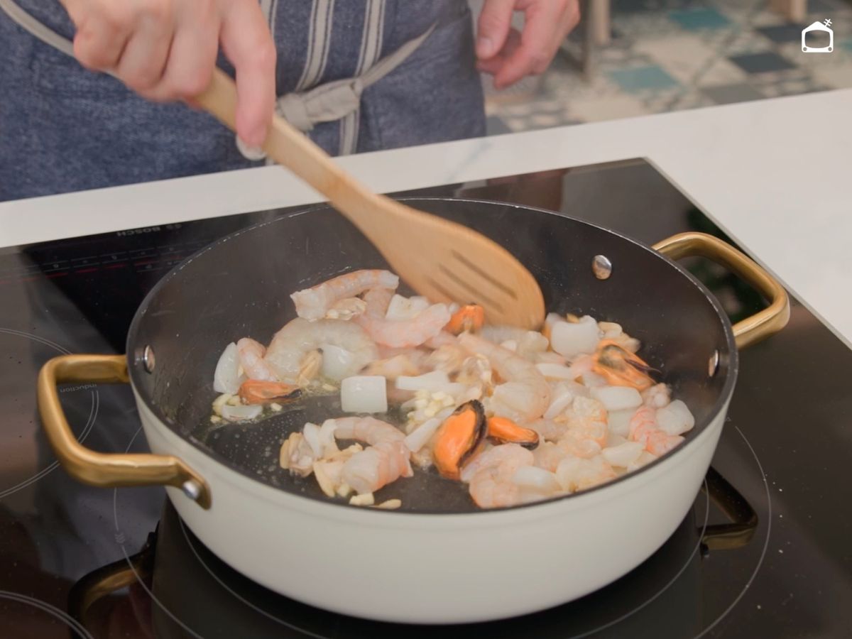 Cocina el marisco con el ajo hasta que se dore ligeramente