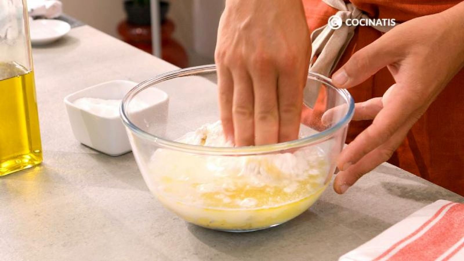 Mezcla los ingredientes para la masa Mezcla los ingredientes para la masa