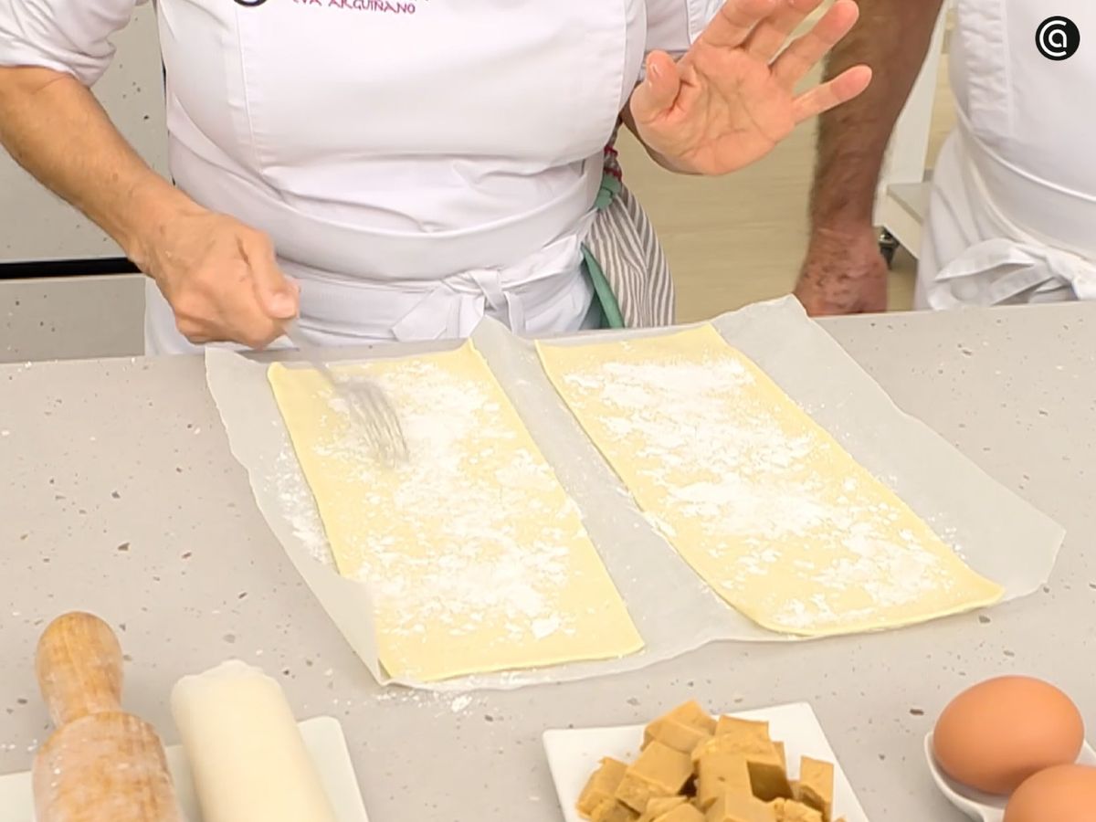 Espolvorea azúcar glas por encima de las láminas y pincha la superficie con un tenedor