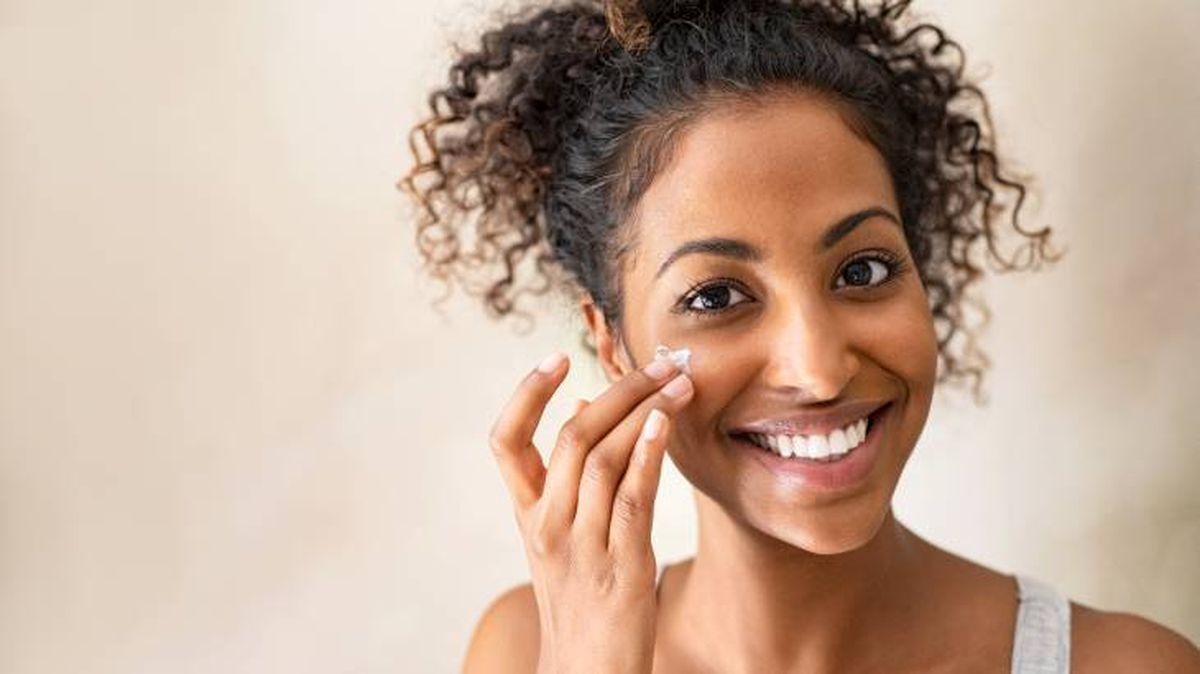 aplicar crema hidratante con acido salicilico en el rostro