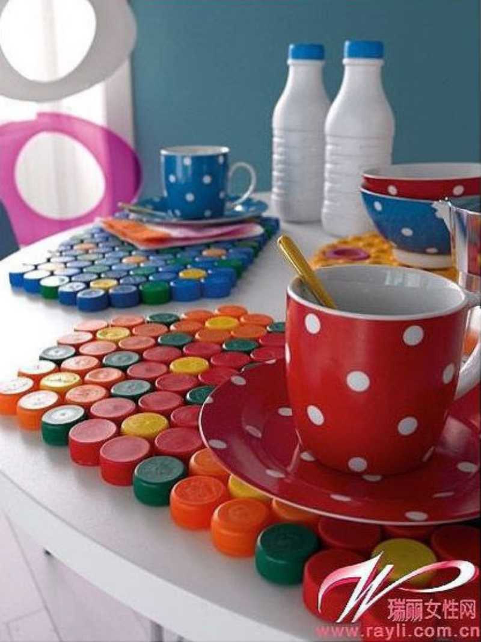 Soporte para tazas y vasos hecho con tapones de plástico de colores. Soporte para tazas y vasos hecho con tapones de plástico de colores.