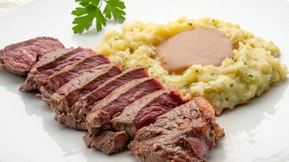 Lomo bajo con salsa gravy y puré de patata, receta de Karlos Arguiñano