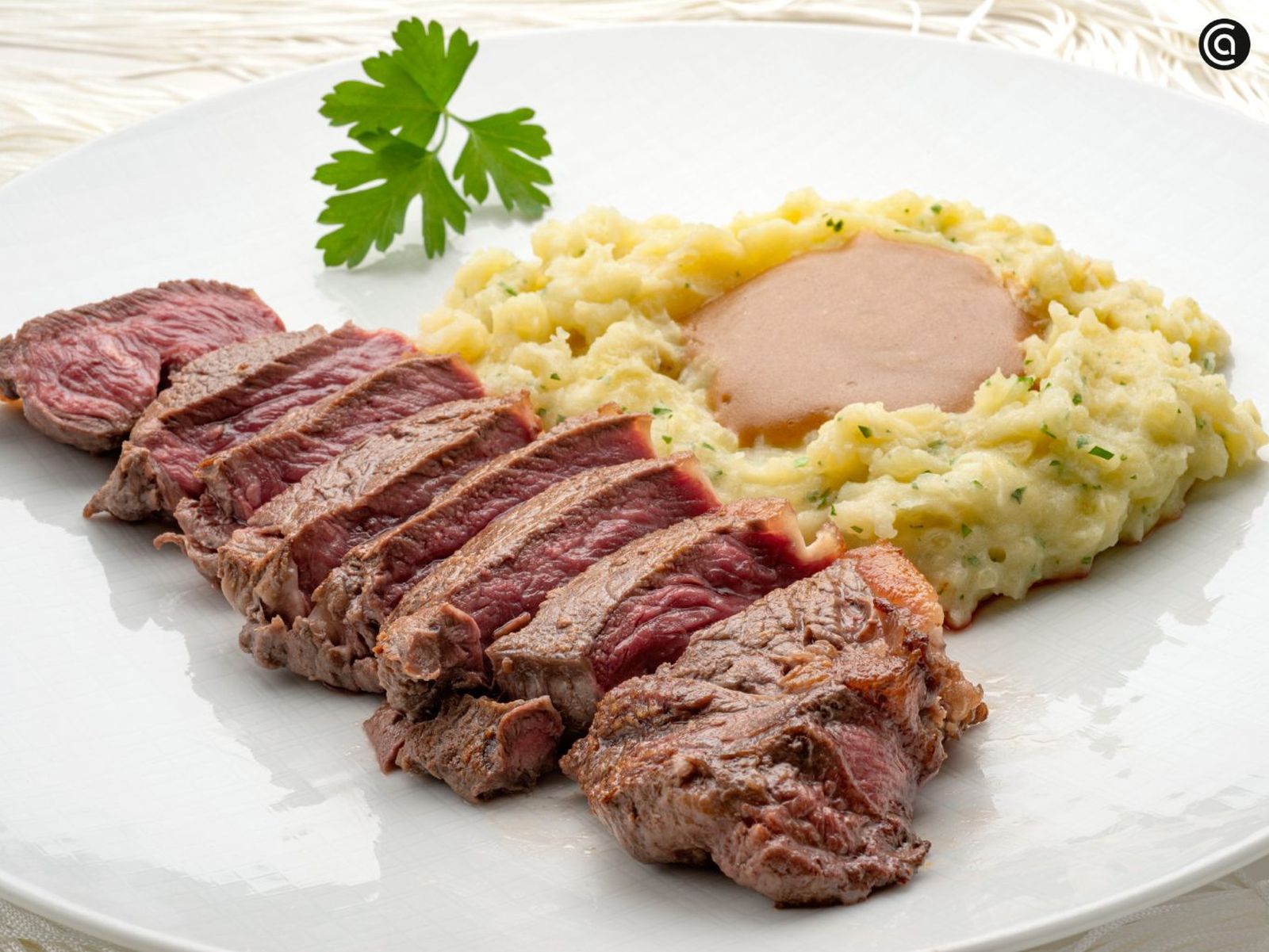 Lomo bajo con salsa gravy y puré de patata, receta de Karlos Arguiñano