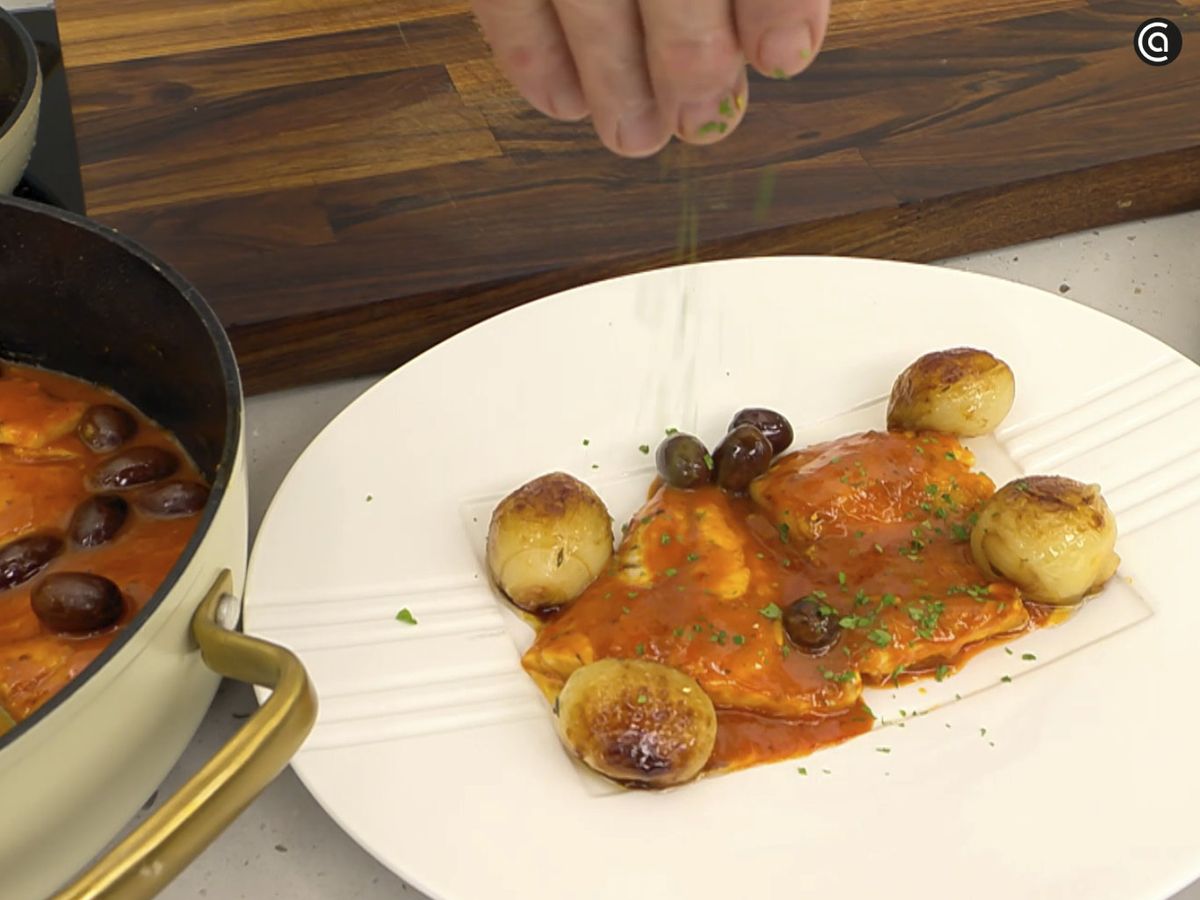 Espolvorea perejil picado sobre la dorada guisada