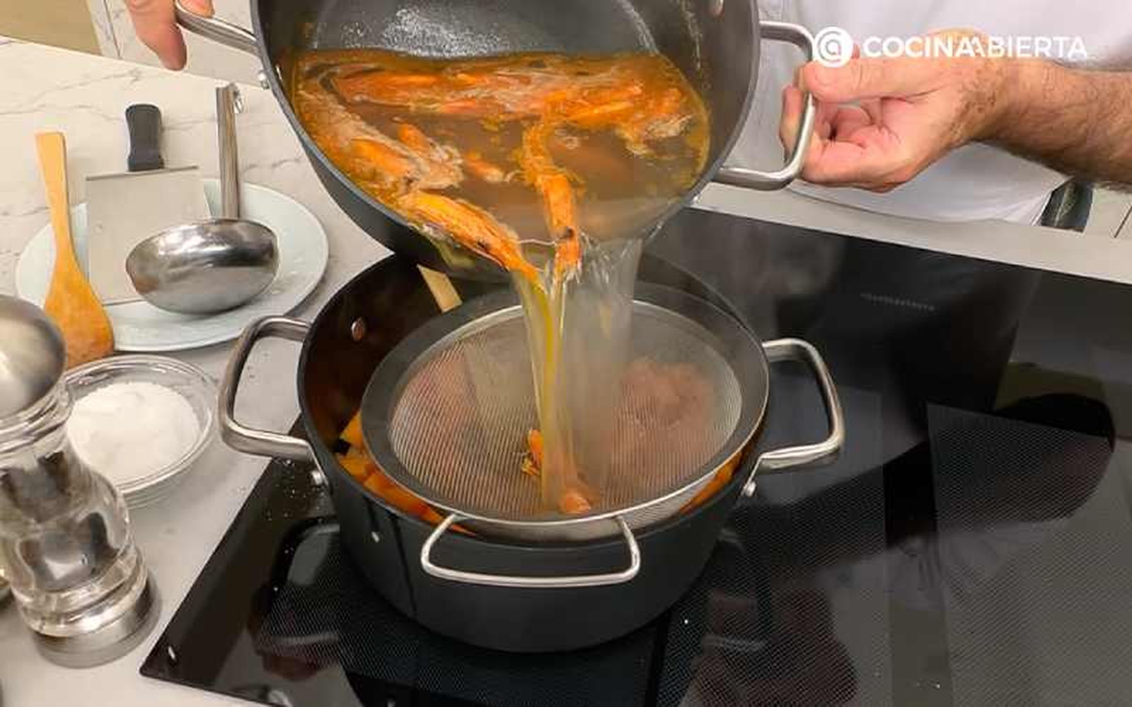 Vierte el caldo de las gambas Vierte el caldo de las gambas