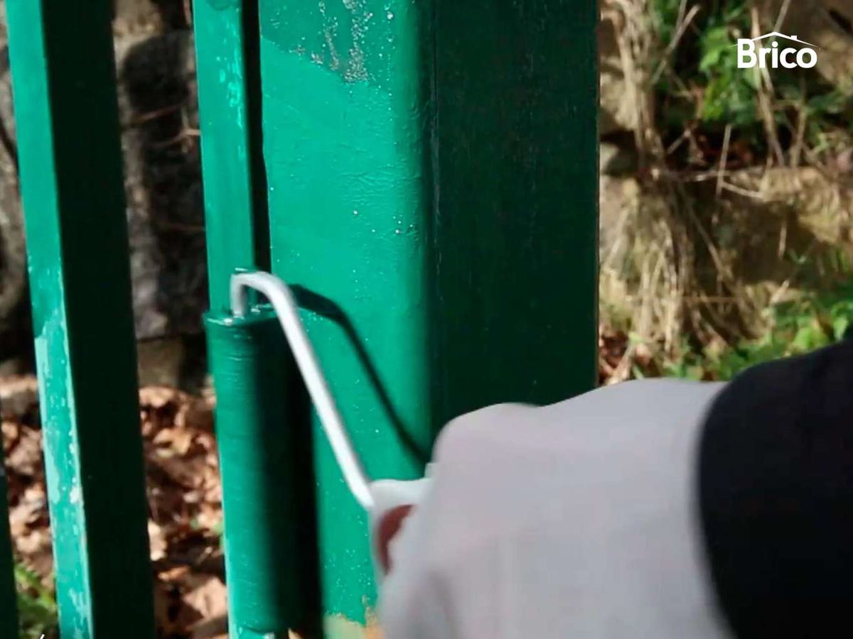 Pinta el hierro oxidado con una segunda capa