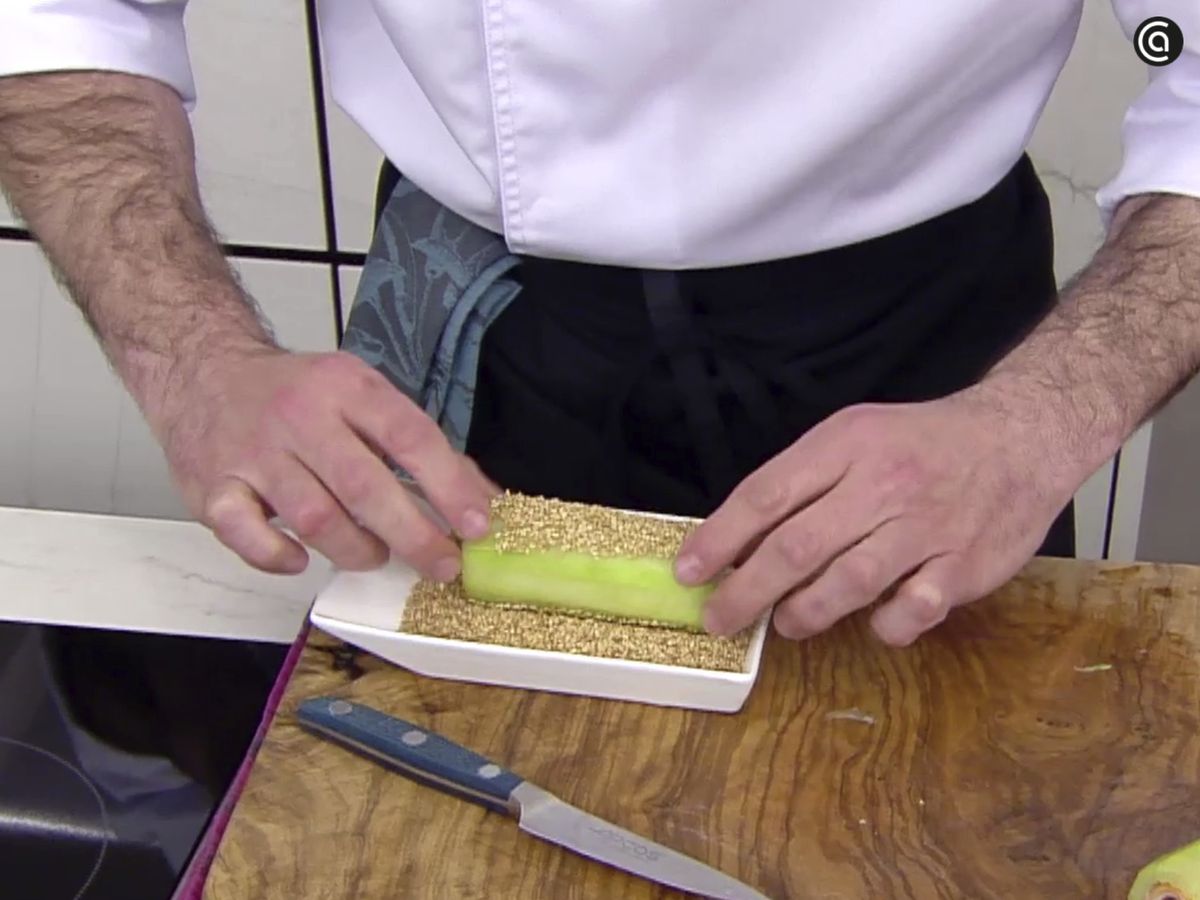 Reboza el pepino en el sésamo tostado