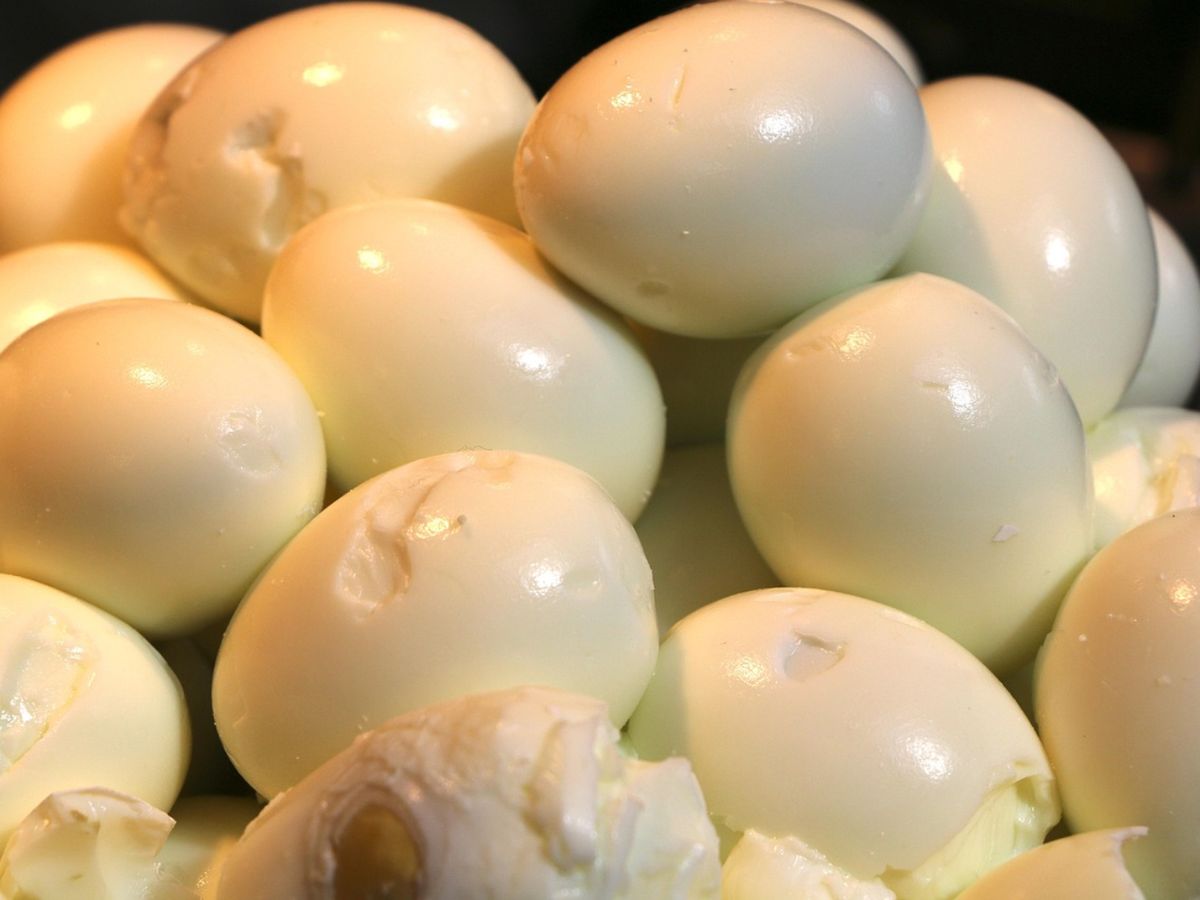 Los huevos pelados deben consumirse en un plazo de 3 a 5 días y mantenerse bien tapados.