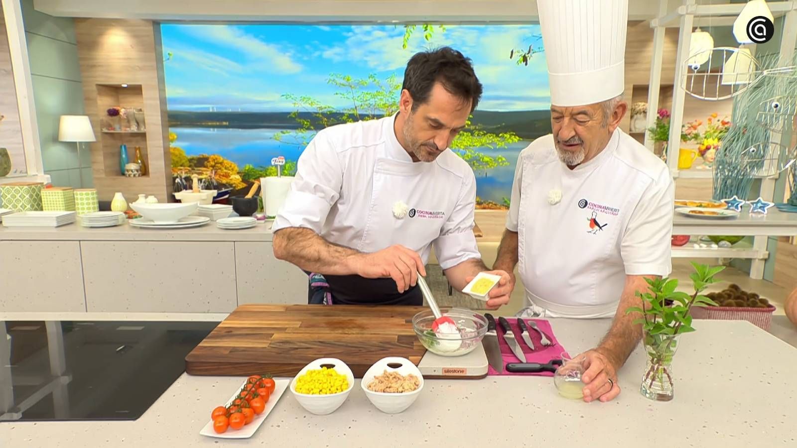 Joseba Arguiñano y Karlos Arguiñano, preparando el aliño para ensaladas durante el programa