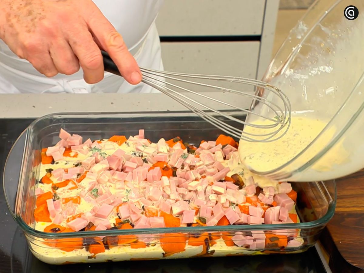 Vierte la mezcla sobre las hortalizas, espolvorea queso y gratina