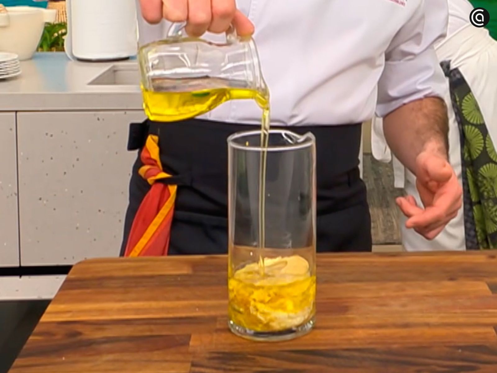 Echa los ingredientes en el vaso de la batidora