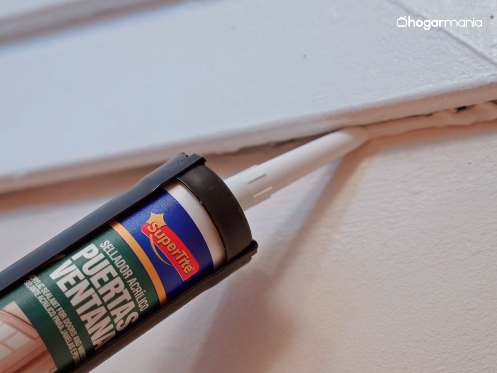 Aplica el sellador acrílico con ayuda de la pistola, manteniendo un trazo continuo.