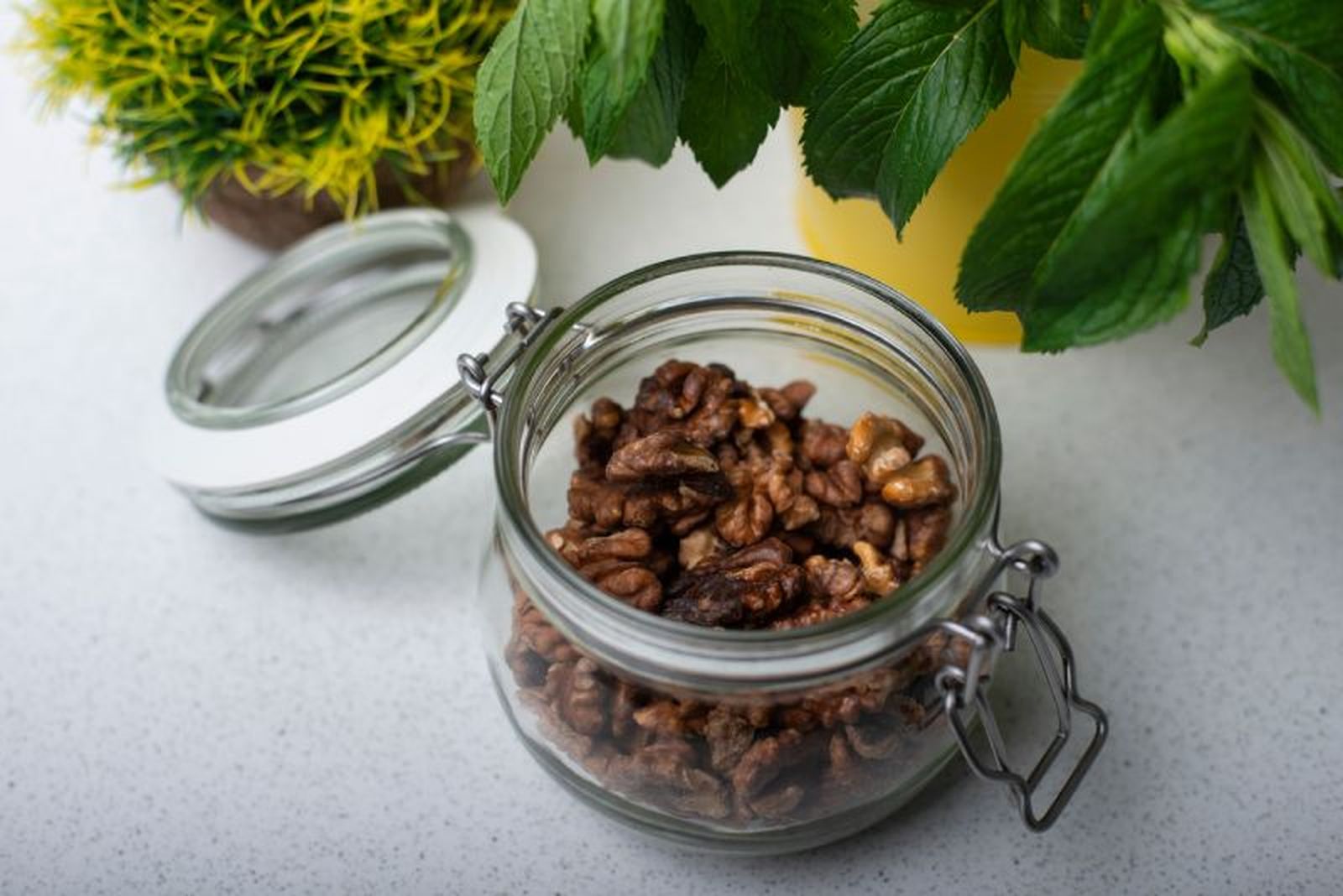 Conserva las nueces en un bote de cristal Conserva las nueces en un bote de cristal