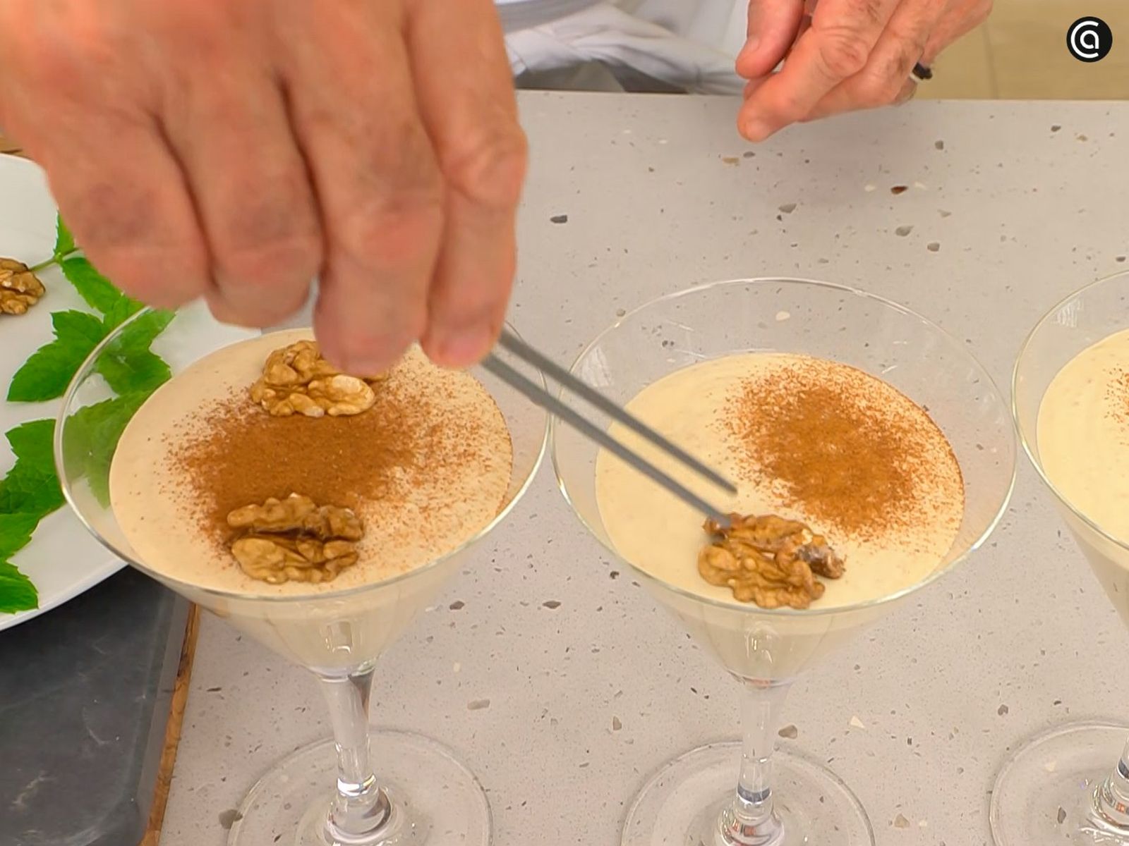 Espolvorea un poco de canela y adorna con nueces