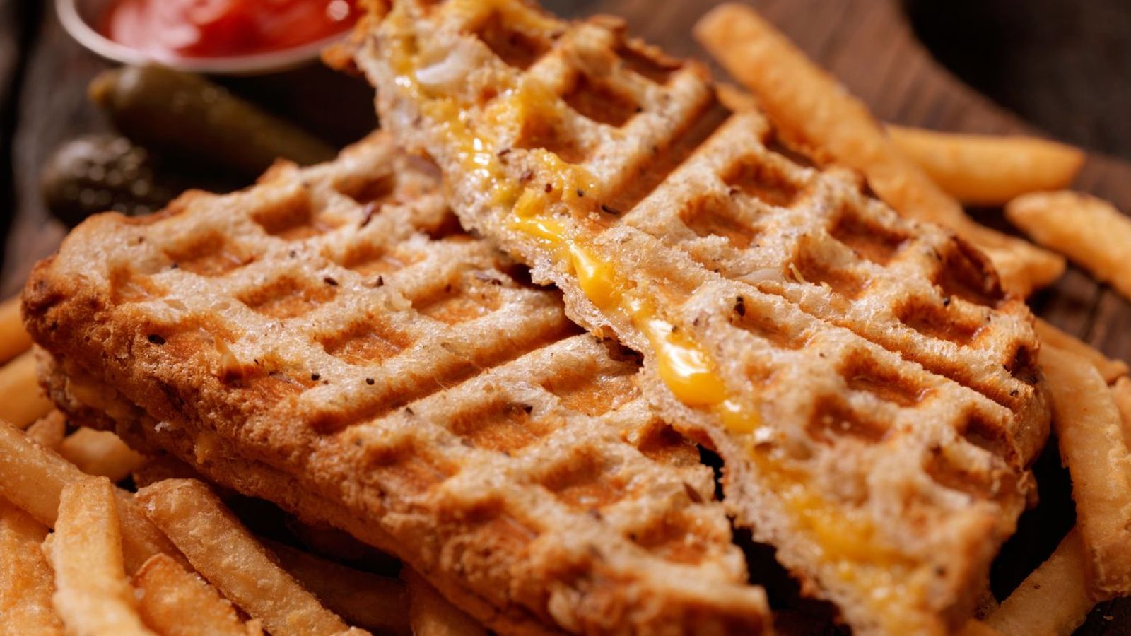 Sándwich de queso fundido tostado en la gofrera Sándwich de queso fundido tostado en la gofrera