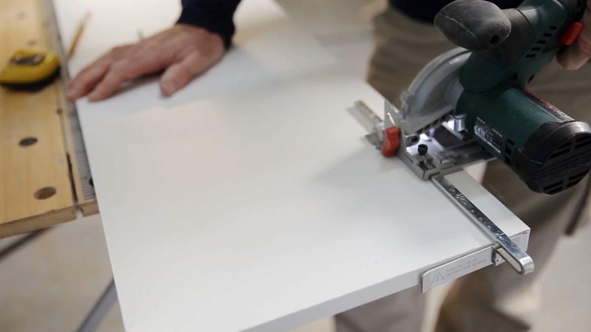 Cómo colocar una balda encima de la puerta paso 1