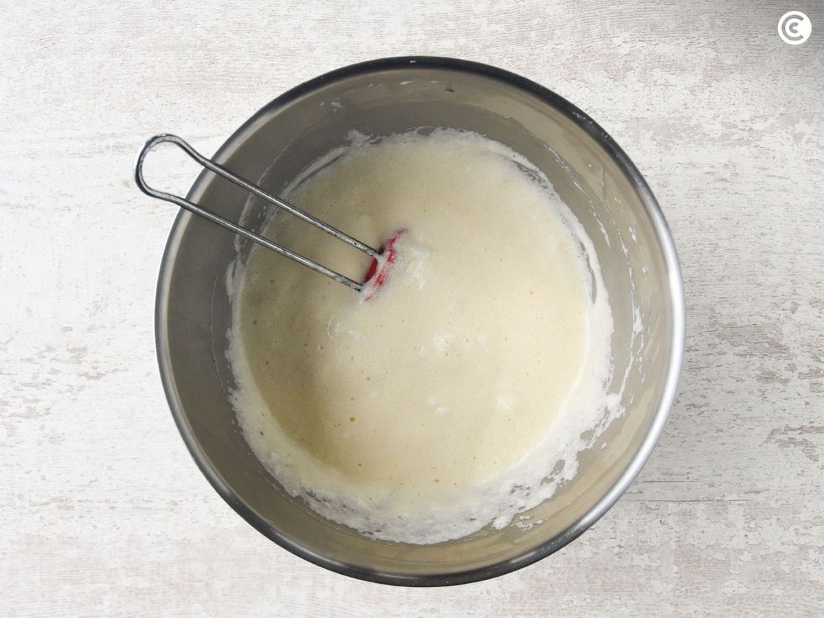 Mezclar las yemas y las claras para hacer el bizcocho casero de la abuela