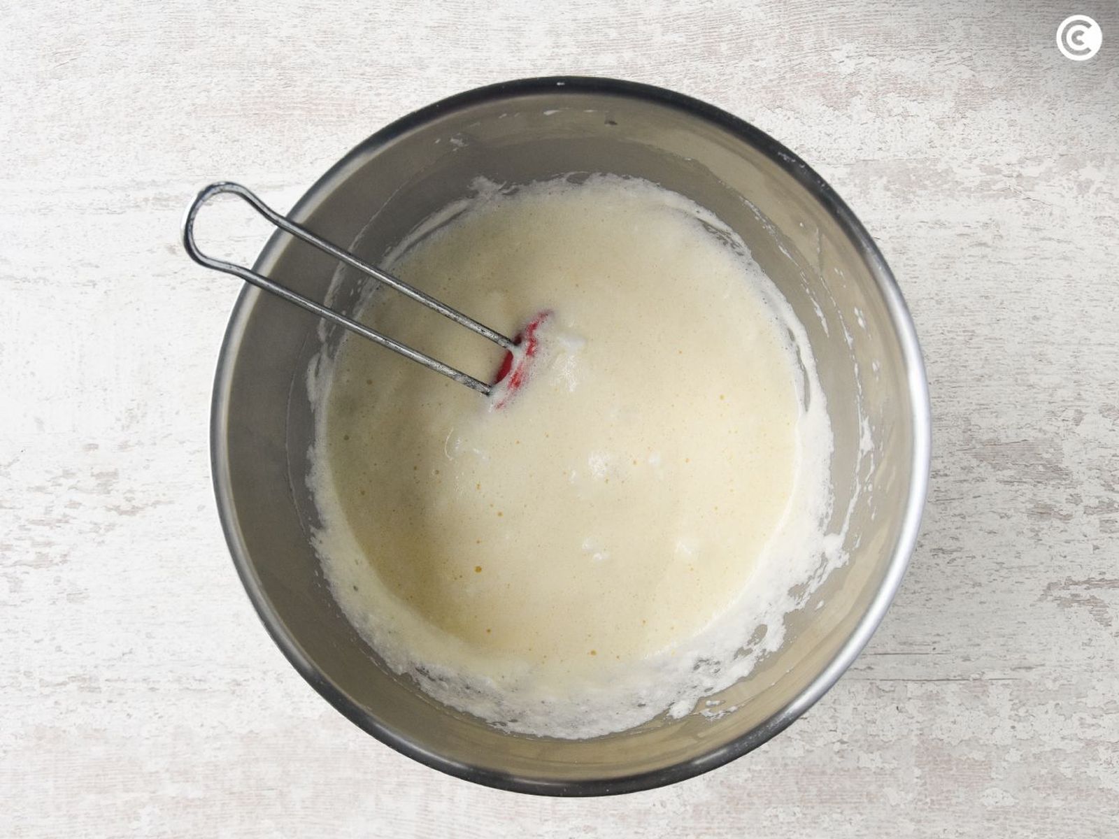 Mezclar las yemas y las claras para hacer el bizcocho casero de la abuela