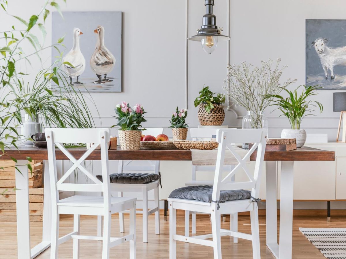 Mesa de comedor oscura con patas blancas