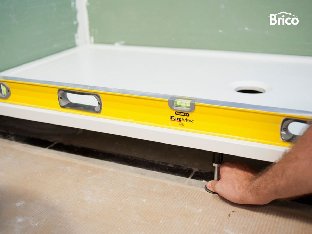 Colocar el plato de ducha en posición