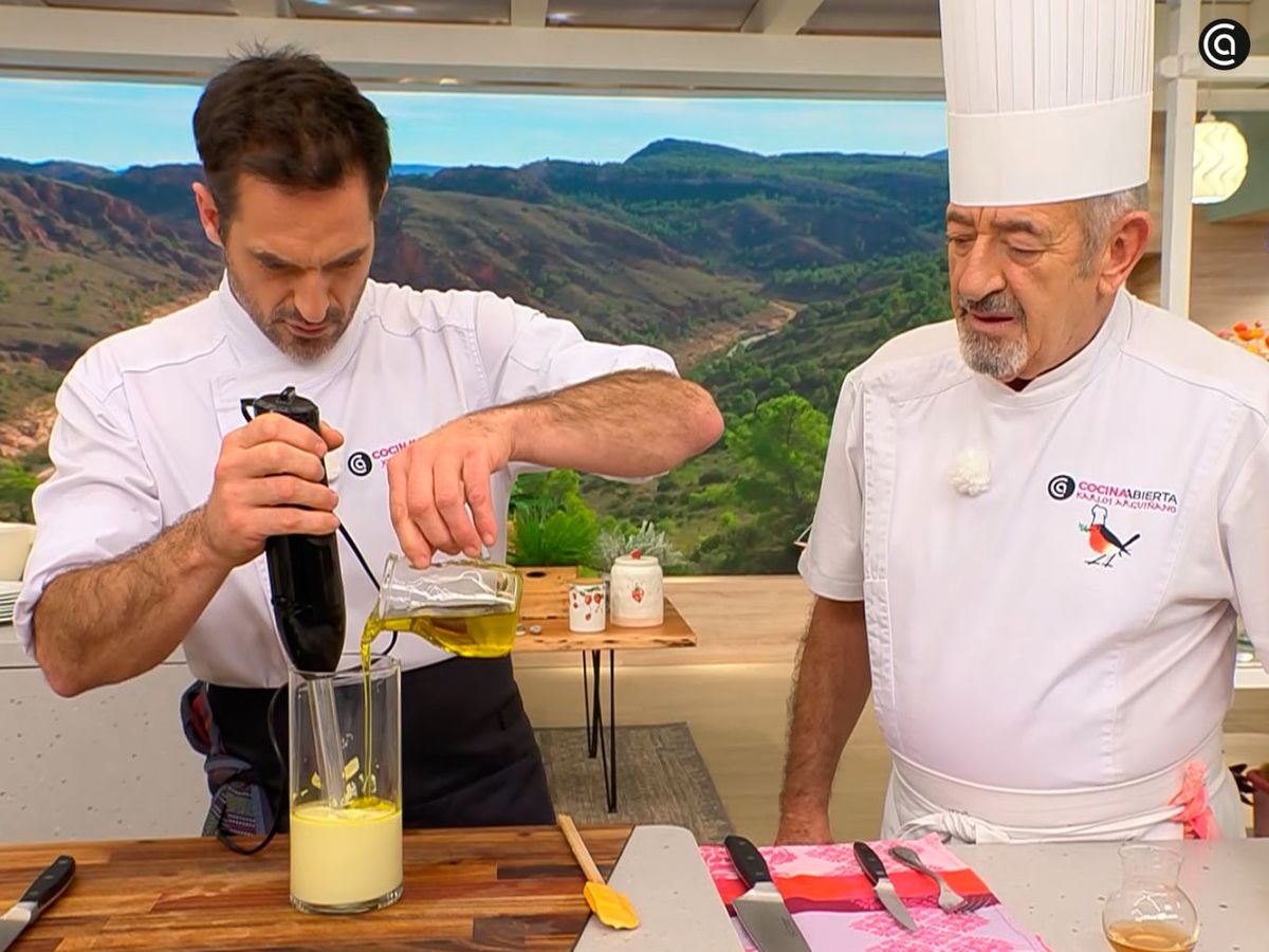 Mezcla la mostaza con aceite, vinagre y las claras cocidas