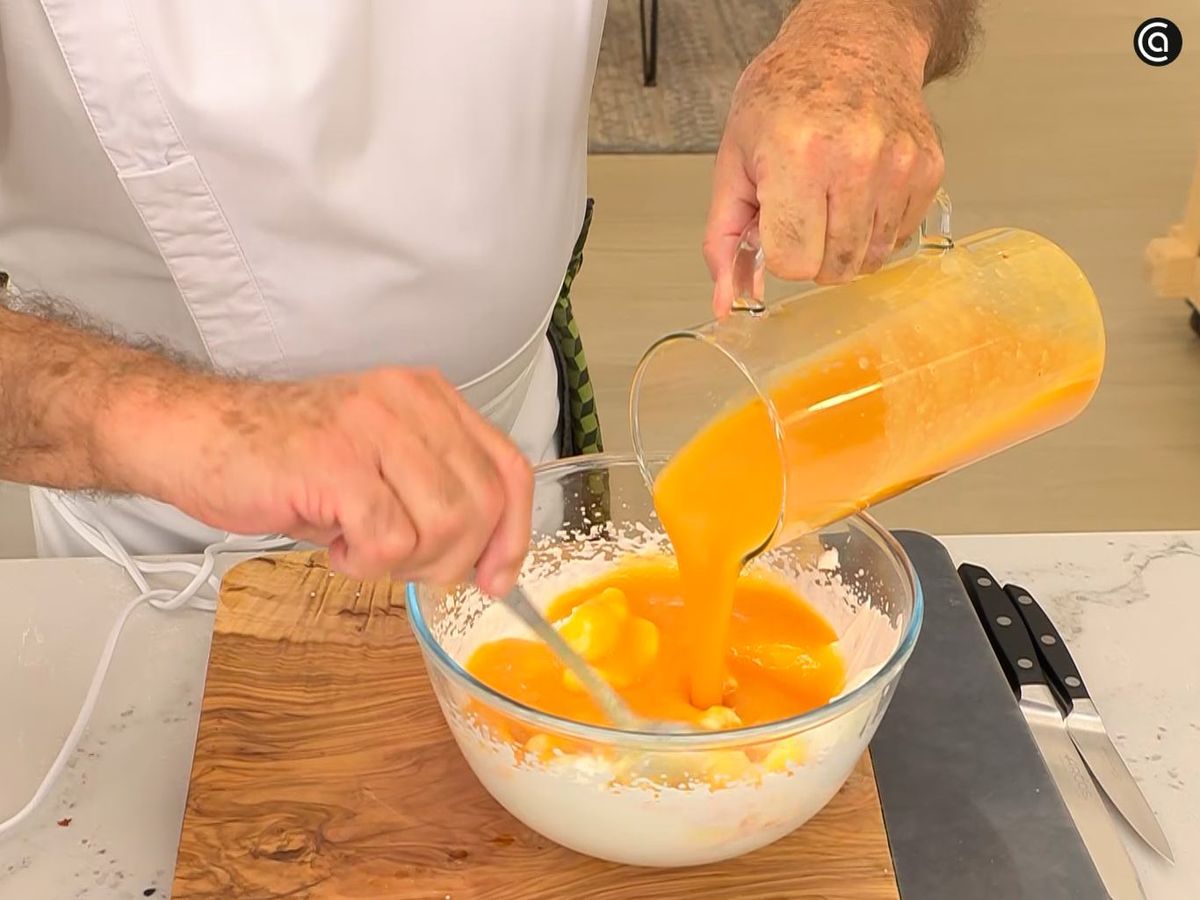 Luego, vierte la mezcla en cuatro vasos