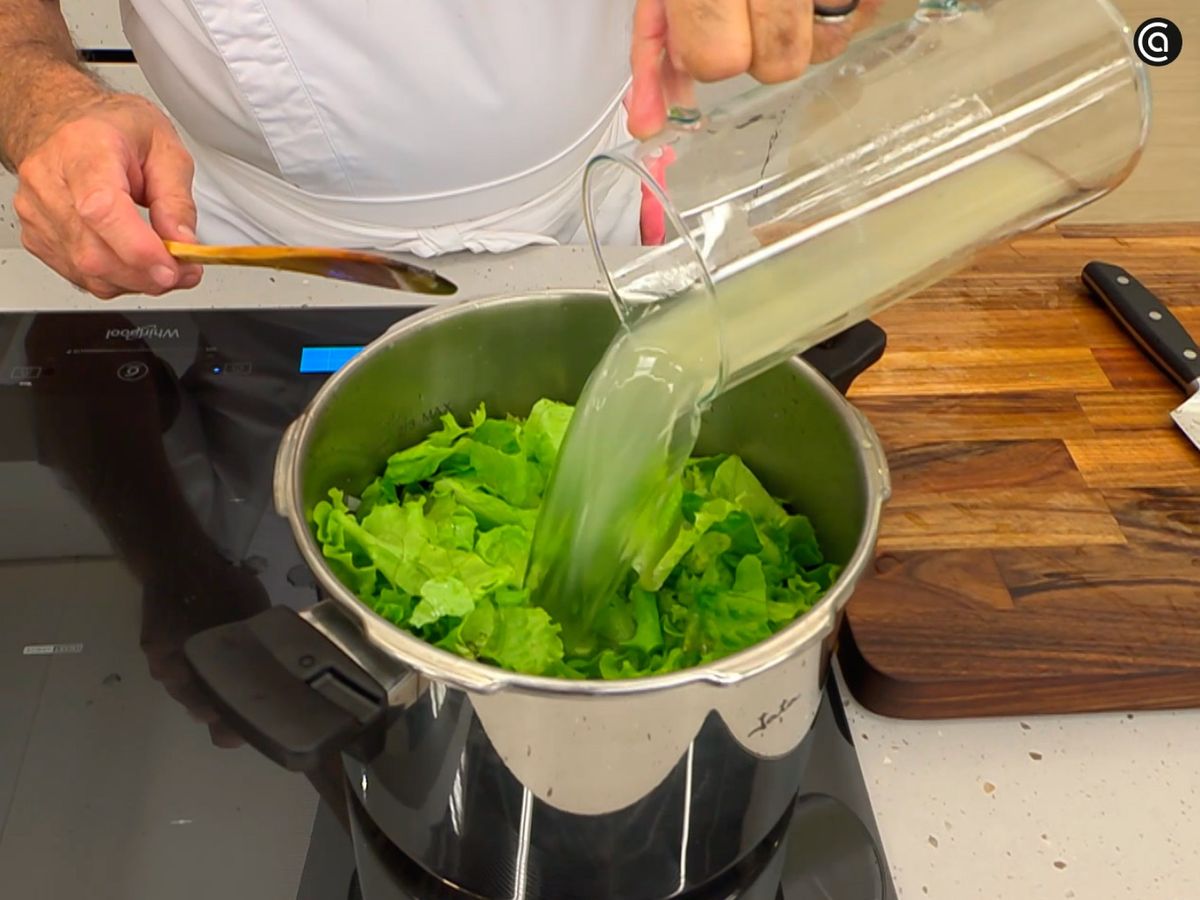 Cuece las patatas y la lechuga en la olla rápida