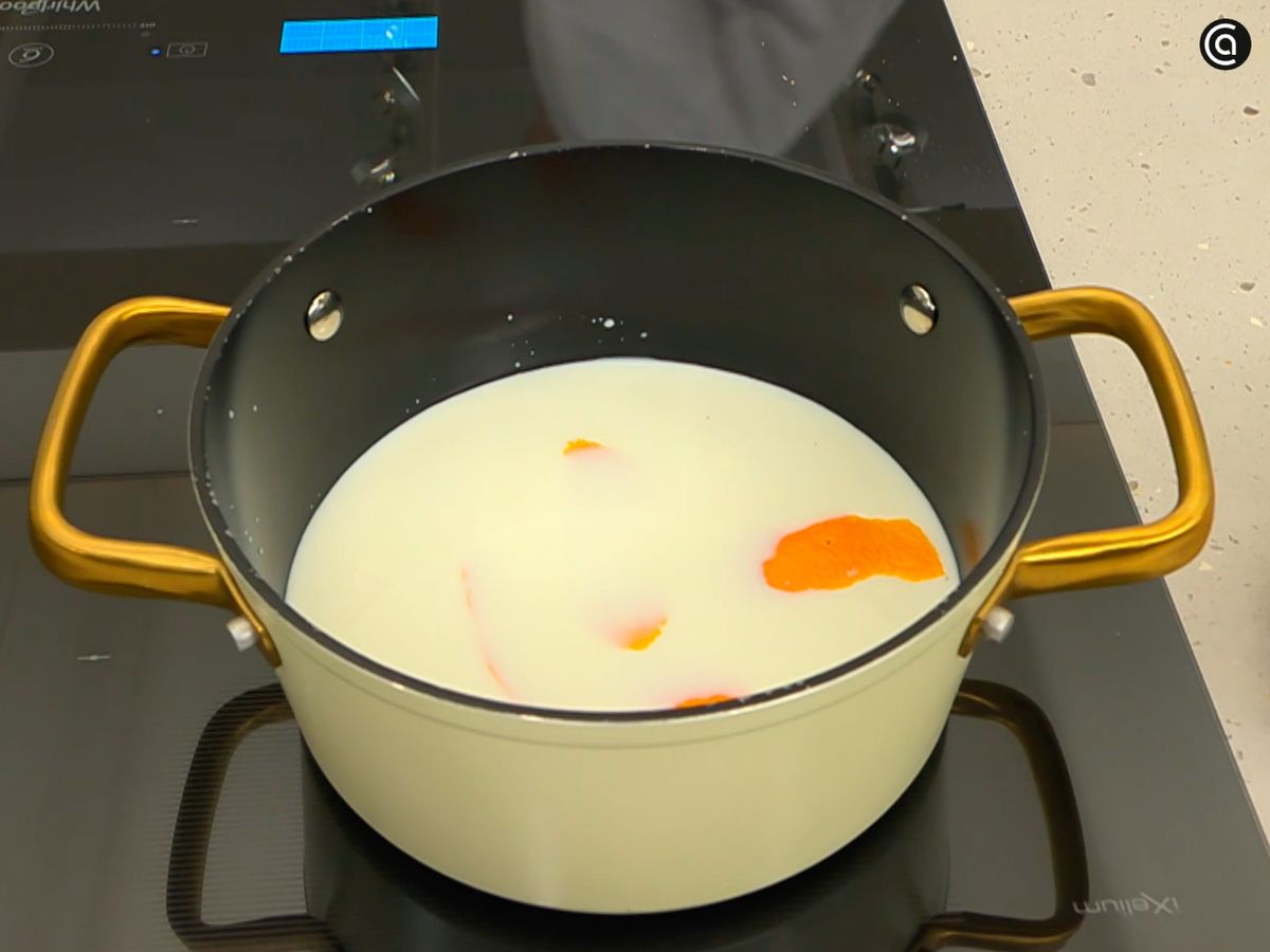Infusiona la leche con la rama de canela y la piel de naranja