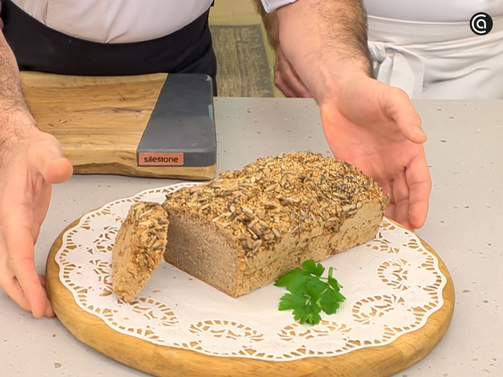 Una vez enfríado sobre la rejilla podemos cortar el pan en rebanadas.