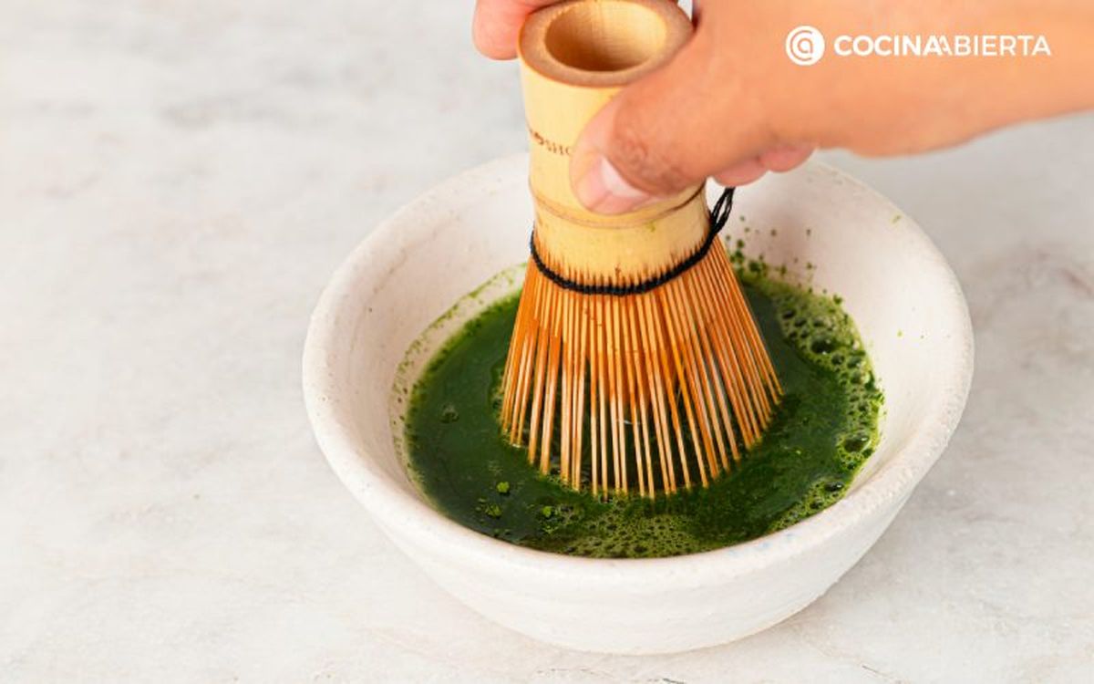 Utiliza el 'chasen' o batidor de bambú