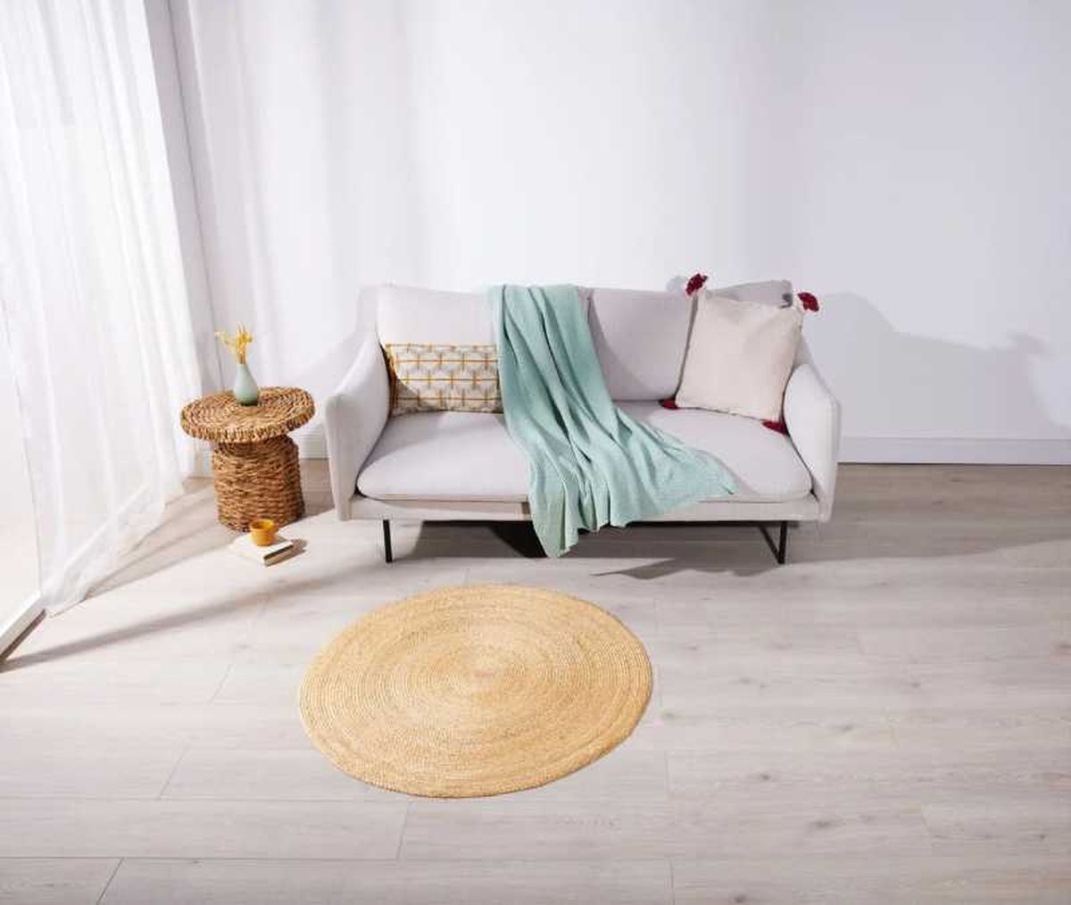 Salón minimalista con alfombra redonda de yute.